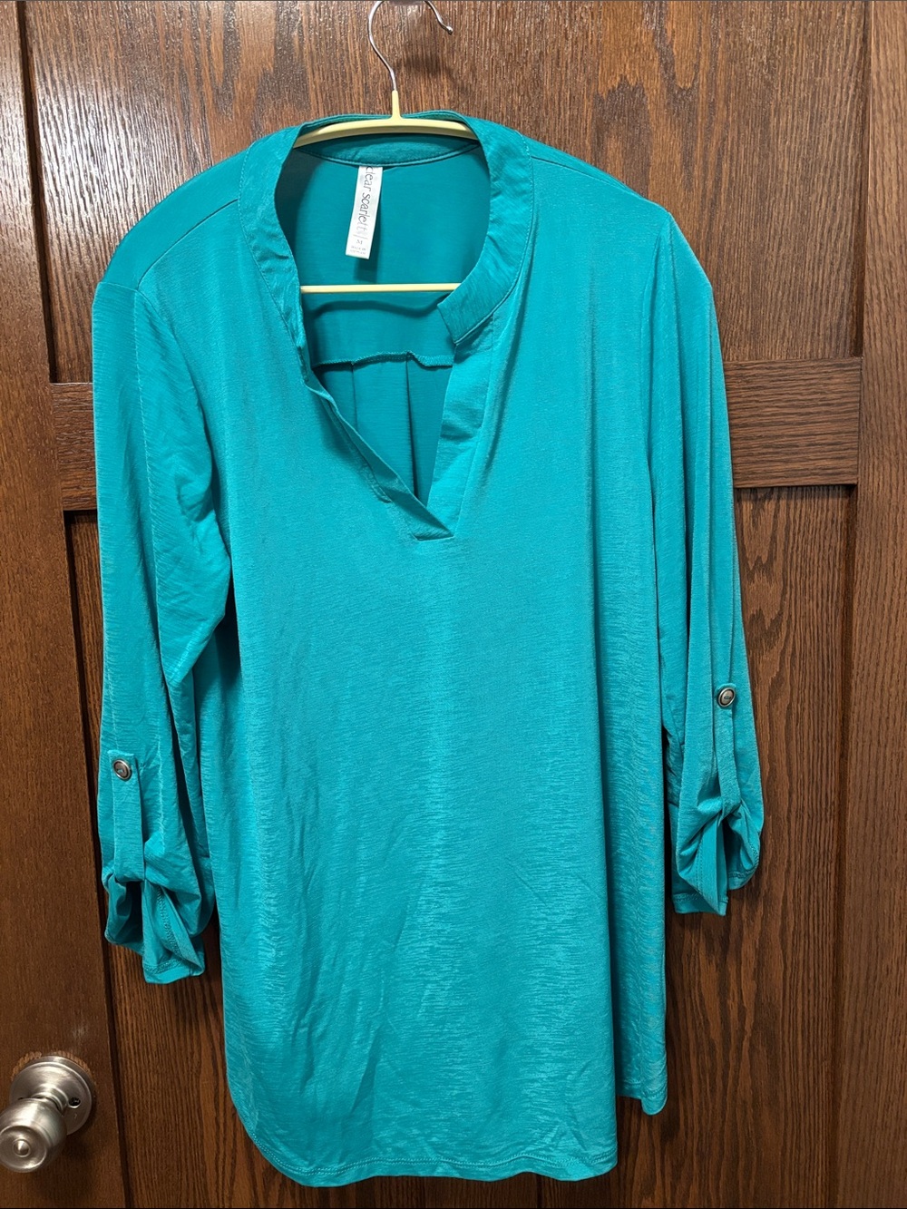 Dear Scarlett Green V-Neck Roll-Tab Tunic. Medium